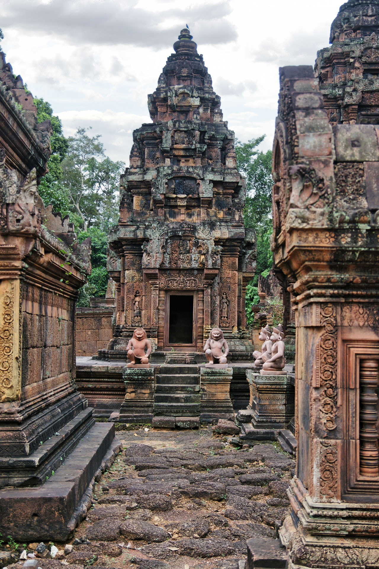 Banteay Srei ist eher eine der kleinen Tempelanlagen Angkors. Sie ist bekannt für die filigranen Steinmetzarbeiten.